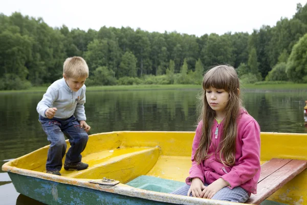 Kinderen in boot — Stockfoto