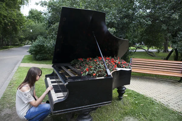 Senhora tocando piano — Fotografia de Stock