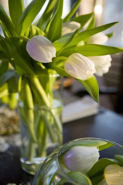 郁金香在玻璃花瓶的花束 — 图库照片