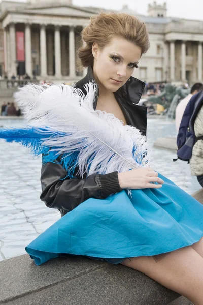 Unga vuxna flicka sitter på Trafalgar Square — Stockfoto