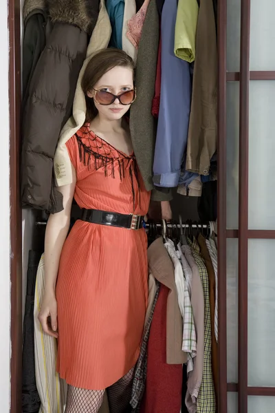 Κοπέλα φορώντας κομψά γυαλιά που βγαίνουν από τη ντουλάπα. Προσελκύσει νέους — Φωτογραφία Αρχείου