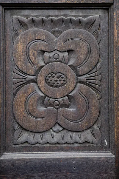Фрагмент деревянной двери — стоковое фото