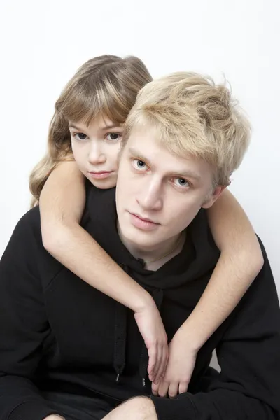 Familia de hermano y hermana se divierten — Foto de Stock