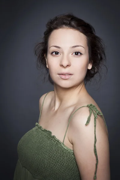 Mooie close-up portret van de jonge Kaukasische vrouw — Stockfoto