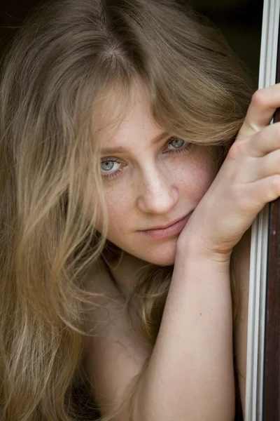 Bezczelny blond nastolatka patrząc na kamery — Zdjęcie stockowe