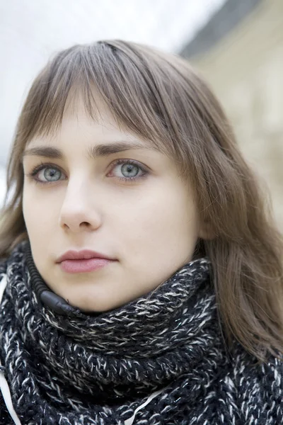 Closeup portret van jonge ernstige aantrekkelijke vrouw dragen sjaal — Stockfoto