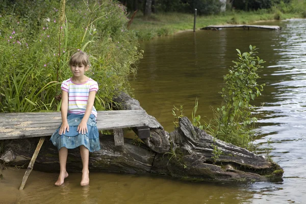 Dívka sedící na mostě — Stock fotografie