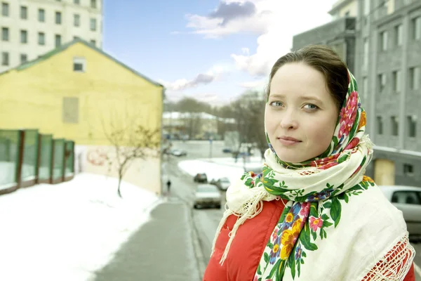 Mooie vrouw dragen Russische hoofddoek — Stockfoto