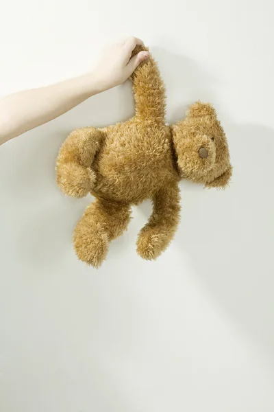Dítě drží hračka medvěd — Stock fotografie