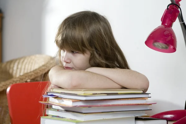 Niña infeliz estudiando — Foto de Stock