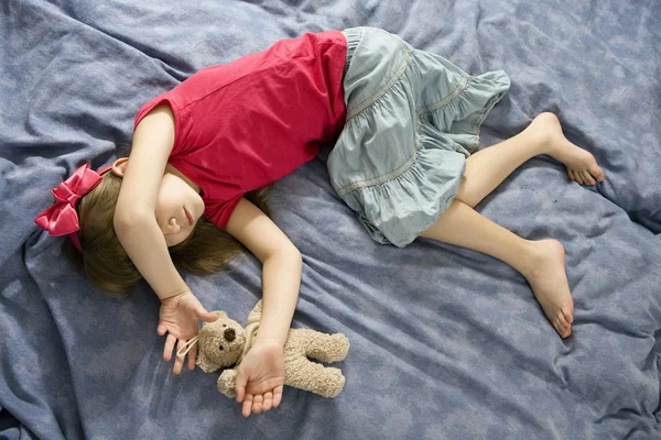 Pouco bonito menina perto rosto por mãos . — Fotografia de Stock