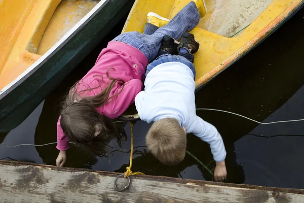 Amicizia. Bambini che giocano in barca gialla. Ora legale — Foto Stock