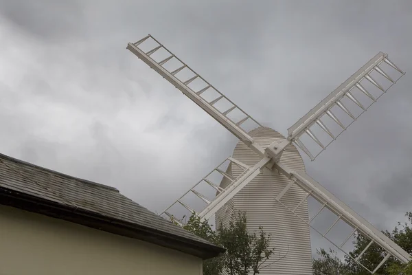 Molino de viento utilizado anteriormente para moler el grano de trigo y hacer la harina — Foto de Stock