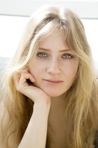 Uzun saç ve mavi gözlü sarışın ağlayan genç kızla — Stok fotoğraf