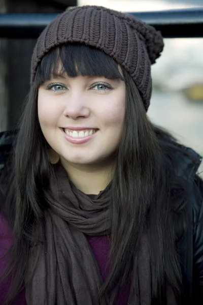 Portret van mooie dromerige brunette vrouw in violet trui, winter cap met bob — Stockfoto