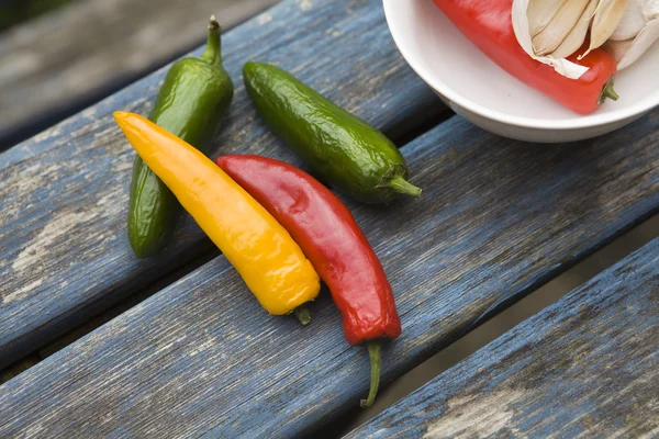 Gelbe, grüne, rote Ampel-Chilischote — Stockfoto