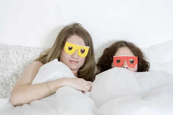 Étrange couple couché au lit — Photo