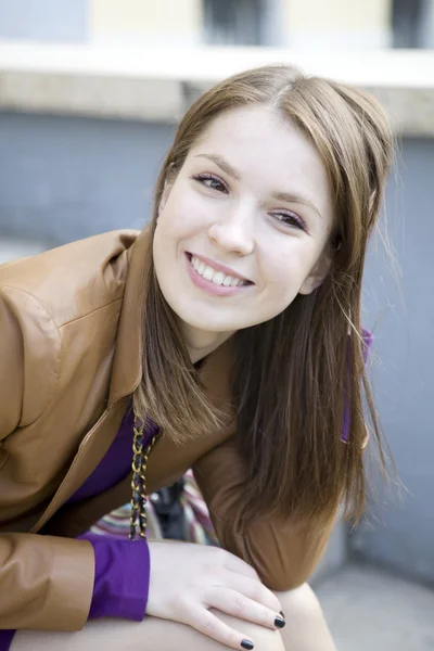 Jonge lachende vrouw — Stockfoto