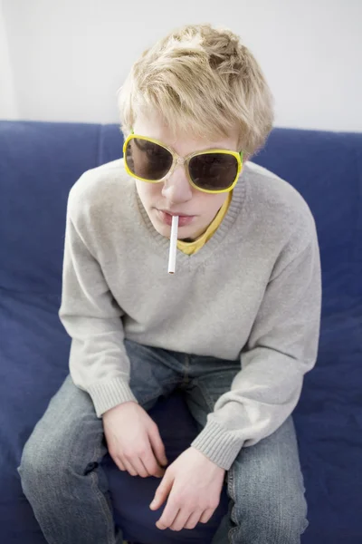 Blonde grappige kerel Rookvrije sigaret — Stockfoto