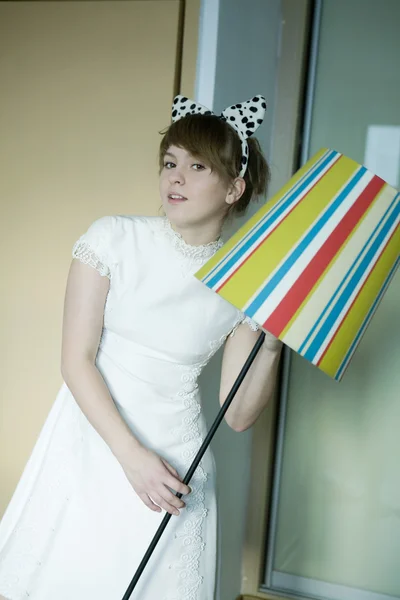 Porträtt av ung söt omtänksamt flicka klädd i vit klänning med — Stockfoto