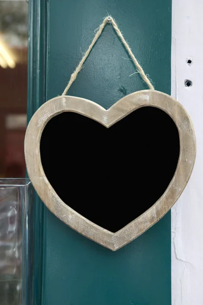 Corazón con letrero cerrado en escaparate —  Fotos de Stock