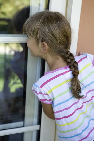 Flicka som leker kurragömma — Stockfoto