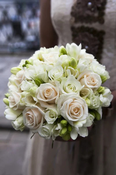 Bouquet de mariage de roses roses et blanches — Photo