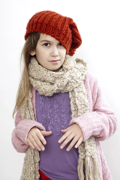 Leende flicka tio år gammal bär stickning ingefära hatt — Stockfoto