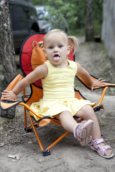 Pequena menina séria — Fotografia de Stock