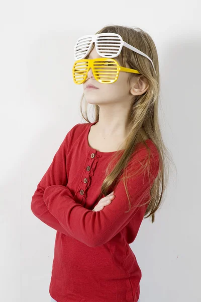 Meisje in twee paren van witte en gele zonnebril — Stockfoto