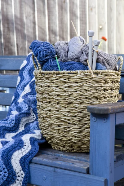 Agujas de punto y lana azul — Foto de Stock
