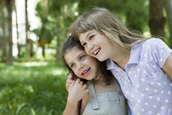 Deux sœurs s'embrassent à l'extérieur, famille heureuse — Photo