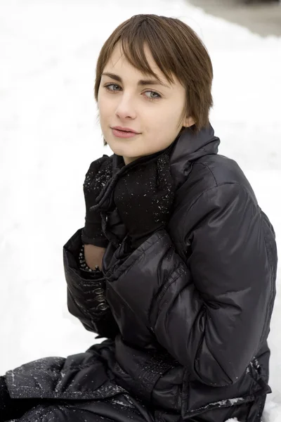 Porträtt av ung flicka på vintern bakgrunden — Stockfoto