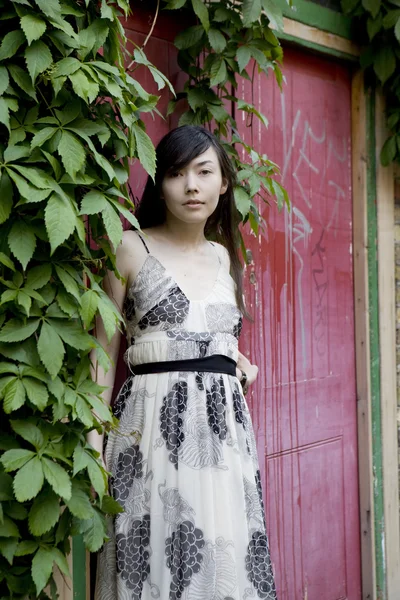 Atrakcyjny dziewczynka w modne sukienki blisko ściany — Zdjęcie stockowe