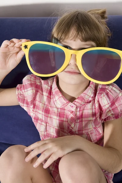 Küçük kız, komik güneş gözlüğü takıyor, — Stok fotoğraf