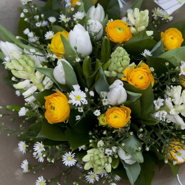 Bukiet ślubny żółte kwiaty - Zawilec, róża i tulipan — Zdjęcie stockowe