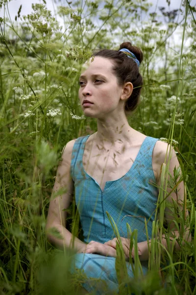 Girl in the grass — Stock Photo, Image