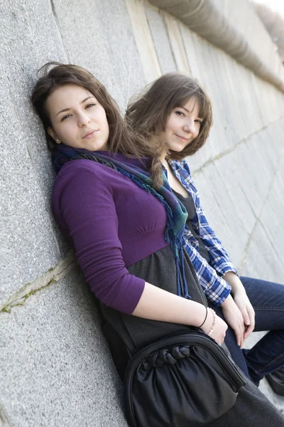 Deux urbain adolescent fille debout à mur . — Photo