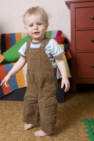 Pequeño chico rubio lindo — Foto de Stock