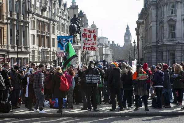 Londoner Demonstranten demonstrieren gegen weltweite Regierungskorruption — Stockfoto