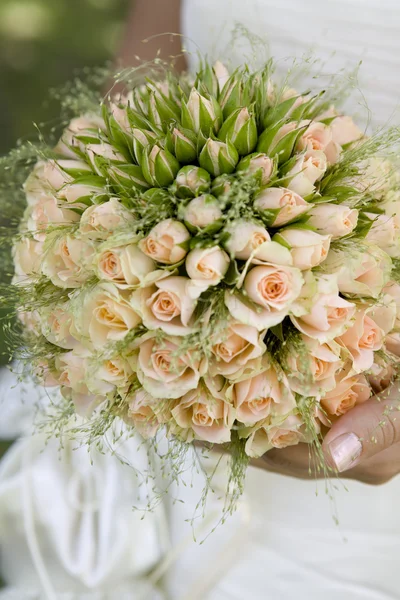 Sposa tenere bouquet — Foto Stock
