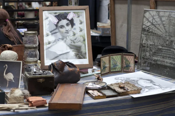 Colección de artículos en tienda de antigüedades — Foto de Stock