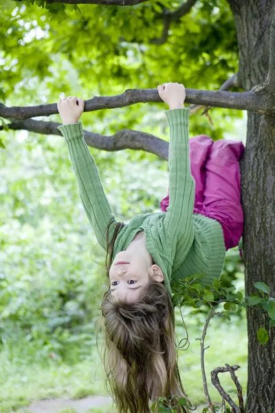 Niña subiendo al árbol —  Fotos de Stock