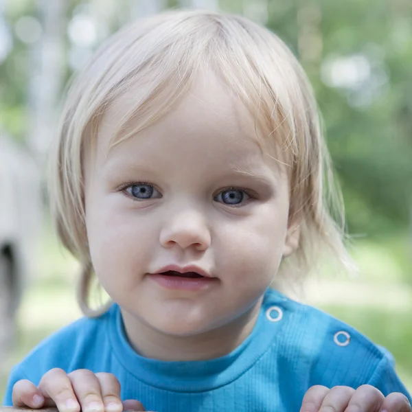 Retrato de niña rubia con ojos azules usando — Foto de Stock