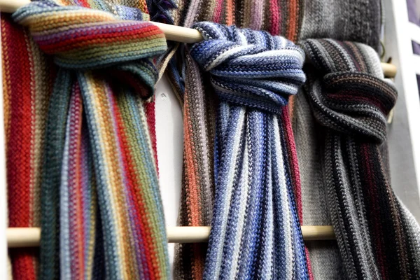 Bufandas en el mercado callejero — Foto de Stock