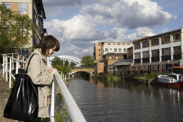 Woman walking around Regent Canal in London — Stock Photo, Image