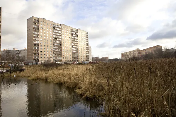 Edifício alto na água — Fotografia de Stock