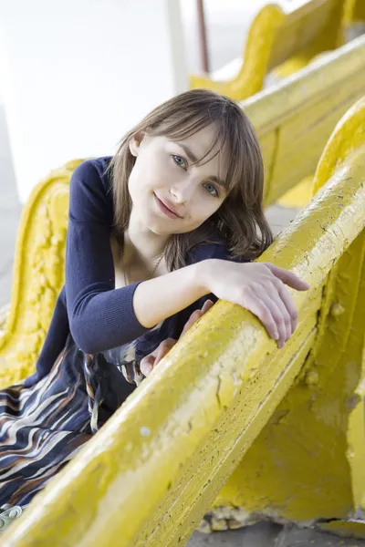 Zmysłowy portret młoda piękna brunetka siedząc na ławce — Zdjęcie stockowe