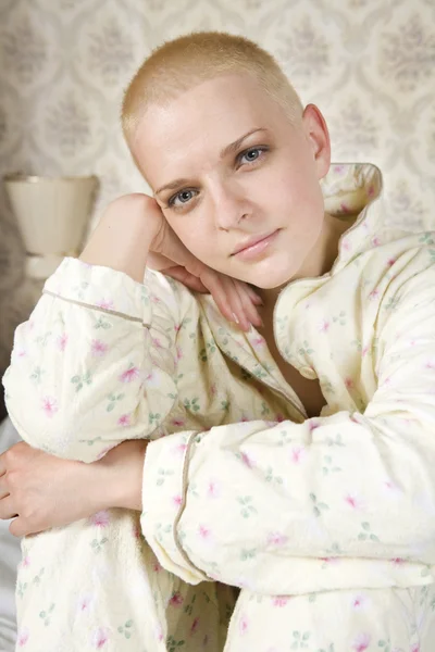 Ung blond kvinna med attraktiv skallig — Stockfoto