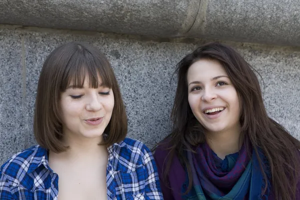 Duas meninas adolescentes — Fotografia de Stock